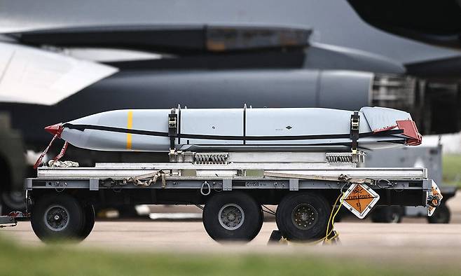미 공군 재즘(JASSM) 장거리 공대지미사일이 B-1B 폭격기 탑재를 위해 놓여있다. 세계일보 자료사진