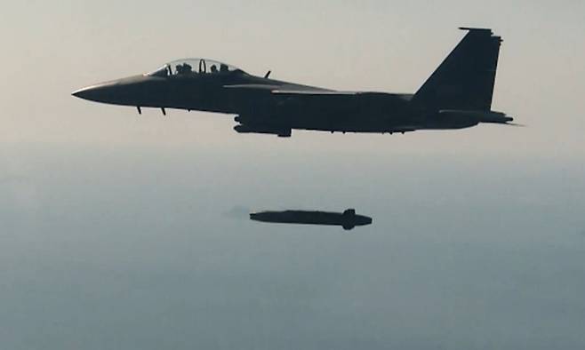 한국 공군 F-15K 전투기에서 타우러스 장거리 공대지미사일이 발사되고 있다. 세계일보 자료사진