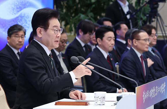 이재명 대통령이 1월21일 청와대 영빈관에서 열린 신년기자회견에서 취재진 질문에 답하고 있다. ⓒ연합뉴스