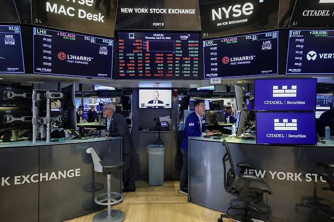 지난달 23일(현지시간) 미국 뉴욕 증권거래소(NYSE)에서 트레이더들이 일하는 모습 ⓒ로이터=연합뉴스