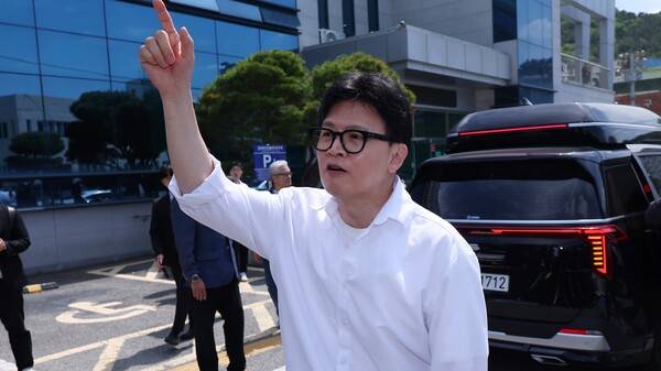 무소속 한동훈 부산 북갑 국회의원 보궐선거 예비후보가 4일 오후 부산 구포동 북구선거관리위원회에 예비후보 등록을 마친 뒤 지지자들에게 인사하고 있다. 연합뉴스