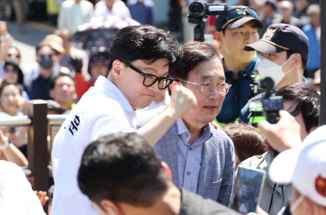 9일 오후 부산 북구 구포시장 인근에서 열린 한동훈 무소속 후보 출마 선언 기자회견에서 한 후보가 서병수 전 의원과 함께하고 있다. 이재찬 기자 chan@