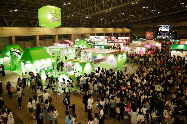지난해 5월 일본 지바현 마쿠하리 멧세에서 열린 'KCON JAPAN 2025' 올리브영 부스가 일본인 관람객들로 붐비고 있다./사진=CJ올리브영 제공