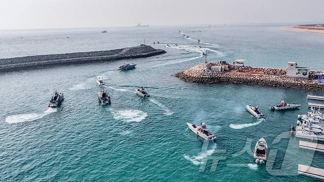 2023년 8월 2일 이란 혁명수비대(IRGC)의 해군 고속정이 아부 무사 섬에서 훈련을 하고 있다. 2023.8.2. ⓒ 뉴스1 ⓒ 로이터=뉴스1 (자료사진)