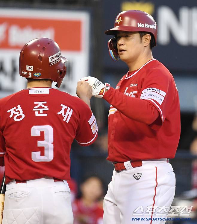 9일 잠실구장에서 열린 두산과 SSG의 경기. 7회 투런홈런을 날린 SSG 김재환. 잠실=송정헌 기자songs@sportschosun.com/2026.05.09/