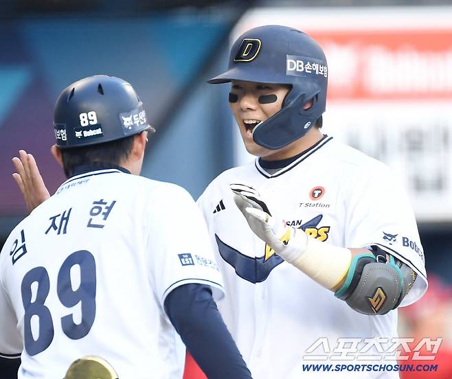 9일 잠실구장에서 열린 두산과 SSG의 경기. 3회 두산 윤준호가 SSG 긴지로를 상대로 투런홈런을 날렸다. 하이파이브를 나누고 있는 윤준호. 잠실=송정헌 기자songs@sportschosun.com/2026.05.09/
