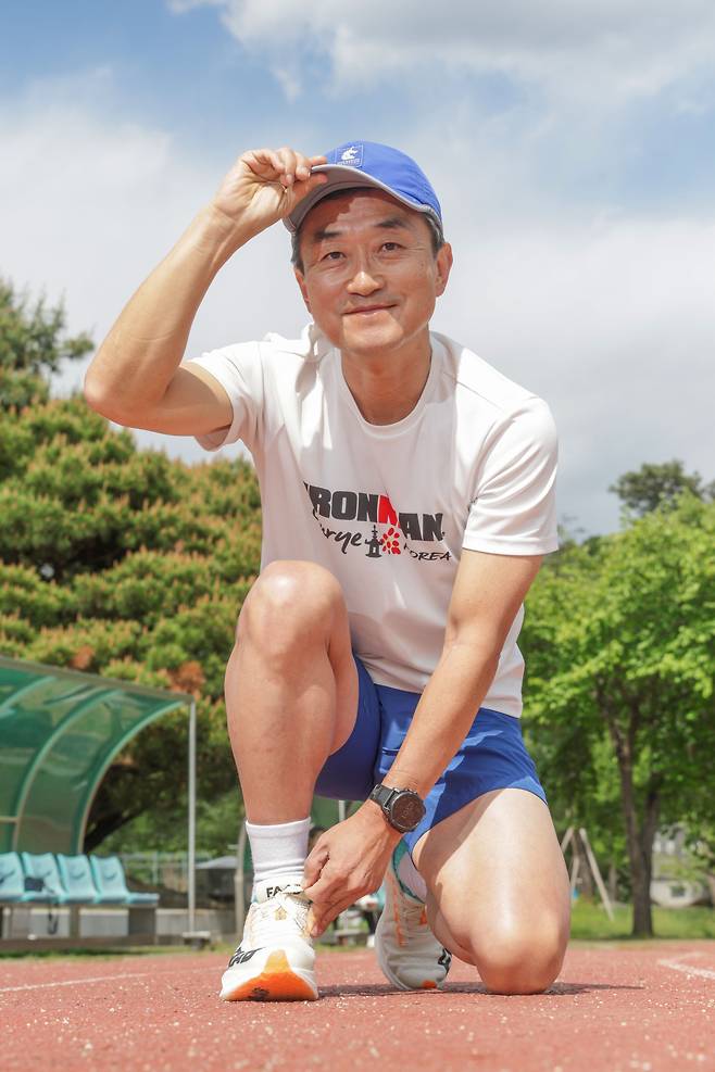 8일 오후 경기도 양평 용문생활체육공원에서 출발 자세를 취하고 웃어 보인 김준형 대표. /장련성 기자