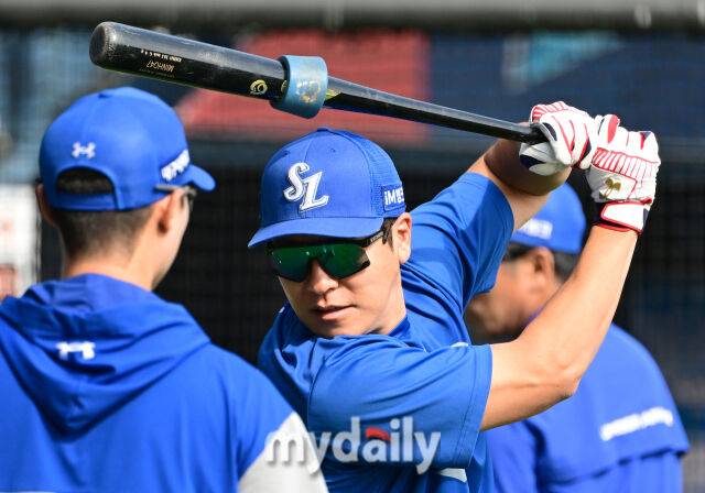 2026년 4월 29일 오후 서울 잠실구장에서 열린 '2026 신한 SOL KBO리그' 삼성 라이온즈와 두산 베어스 경기. 삼성 강민호가 훈련을 하고 있다./마이데일리
