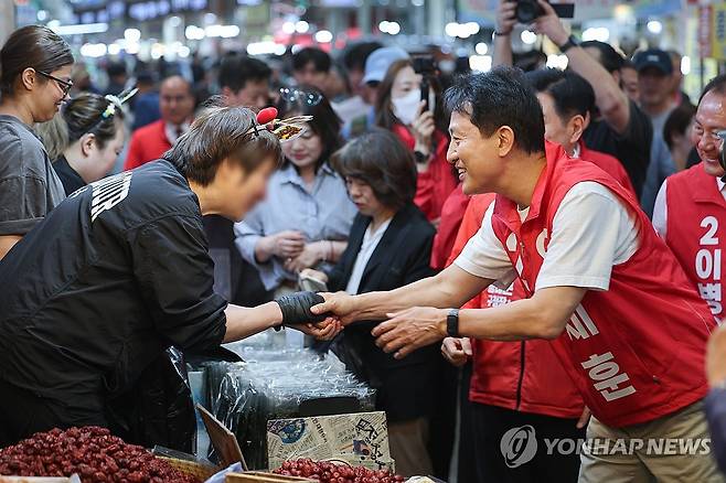 경동시장 상인들과 인사나누는 오세훈 후보 (서울=연합뉴스) 서대연 기자 = 국민의힘 오세훈 서울시장 후보가 9일 서울 동대문구 경동시장을 찾아 한 상인과 인사를 나누고 있다. 2026.5.9 dwise@yna.co.kr