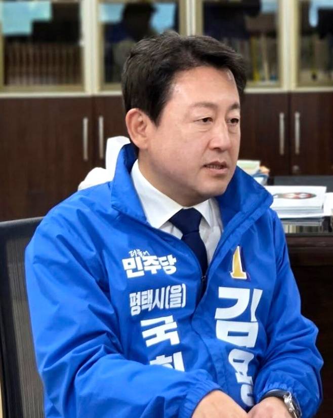 ▲ 더불어민주당 김용남 경기 평택시을 국회의원 재·보궐선거 예비후보가 지역 현안과 선거 전략에 대한 입장을 밝히고 있다. /사진제공=김용남 후보 캠프