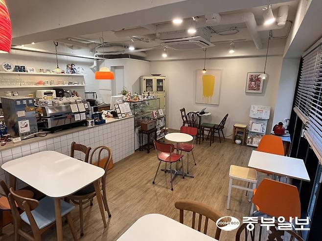 심심한심작가 내부 전경. 심은숙 작가가 직접 고르고 꾸민 소품들로 가득하다. 임창희기자