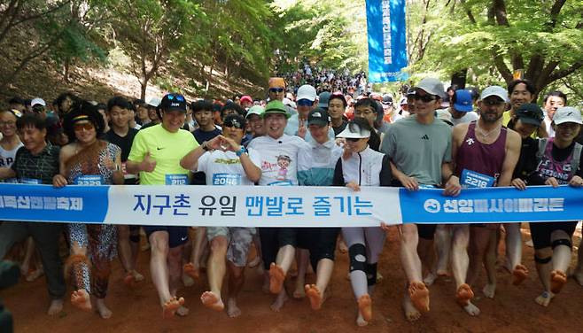 충청권 대표 소주제조업체 (주)선양소주는 9~10일 이틀간 대전 대덕구 장동 계족산 황톳길 일원에서 '2026 선양계족산맨발축제'를 개최했다. 축제의 백미인 마사이마라톤이 열린 10일 출발에 앞서 조웅래 선양소주 회장<사진 앞줄 왼쪽에서 다섯번째>이 참가자들과 기념 촬영하고 있다. (사진=김흥수 기자)