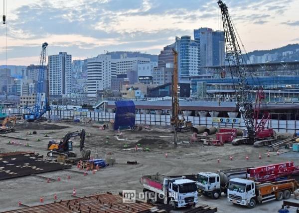 스마트 안전장비 보급이 확대되고 있지만 중소규모 건설현장을 중심으로 상시 모니터링 인력과 운영 체계 한계가 여전히 과제로 거론되고 있다./사진=미디어펜 김상문 기자