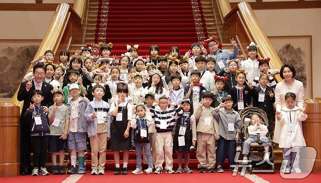 이재명 대통령과 김혜경 여사가 5일 청와대 본관에서 열린 2026 어린이날 초청행사에 참석한 어린이들과 기념촬영을 하고 있다. 2026.5.5 ⓒ 뉴스1 허경 기자