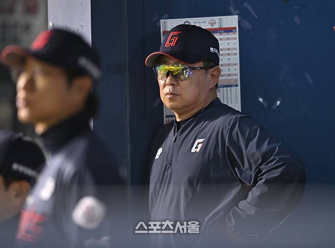 롯데 김태형 감독이 15일 서울 잠실구장에서 열린 2026 KBO리그 LG전 7회 경기를 지켜보고 있다. 잠실 | 최승섭기자 thunder@sportsseoul.com