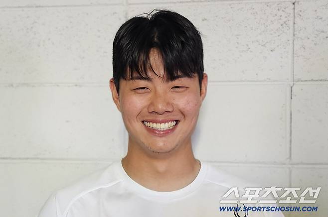 한화 박준영이 10일 대전 LG전서 5이닝 무실점으로 KBO리그 사상 첫 육성선수 출신 데뷔전 승리투수가 된 뒤 취재진과 인터뷰를 하고 있다. 대전=권인하