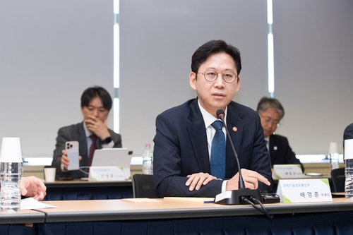 배경훈 부총리 겸 과학기술정보통신부 장관이 지난 8일 서울 종로구 광화문교보빌딩 국가과학기술자문회의 대회의실에서 열린 ‘빅테크 AI기업 사이버보안 프로젝트 관련 전문가 간담회’ 에서 발언하고 있다. 과기정통부 제공