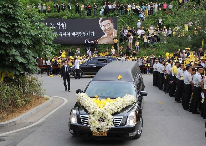 노무현 전 대통령 국민장 영결식이 열린 29일 오후 영결식을 마친 운구행렬이 수원 연화장에 도착하고 있다. 사진공동취재단