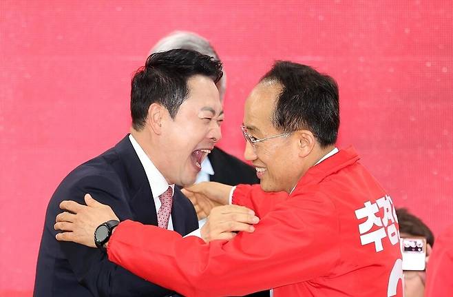 지난 3일 대구 수성구에서 열린 추경호 국민의힘 대구시장 예비후보 선거사무소 개소식에서 장동혁 대표와 추 예비후보가 얼싸안고 있다. 연합뉴스