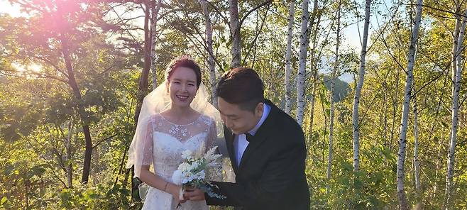 박주원 노아의숲 대표의 딸과 사위가 숲에서 촬영한 웨딩 사진. 박주원 제공