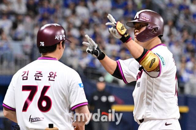 키움 김건희가 26일 오후 서울 고척스카이돔에서 진행된 '2026 신한 SOL Bank KBO리그' 삼성--키움의 경기 8회말 적시타를 때린 뒤 기뻐하고 있다./마이데일리
