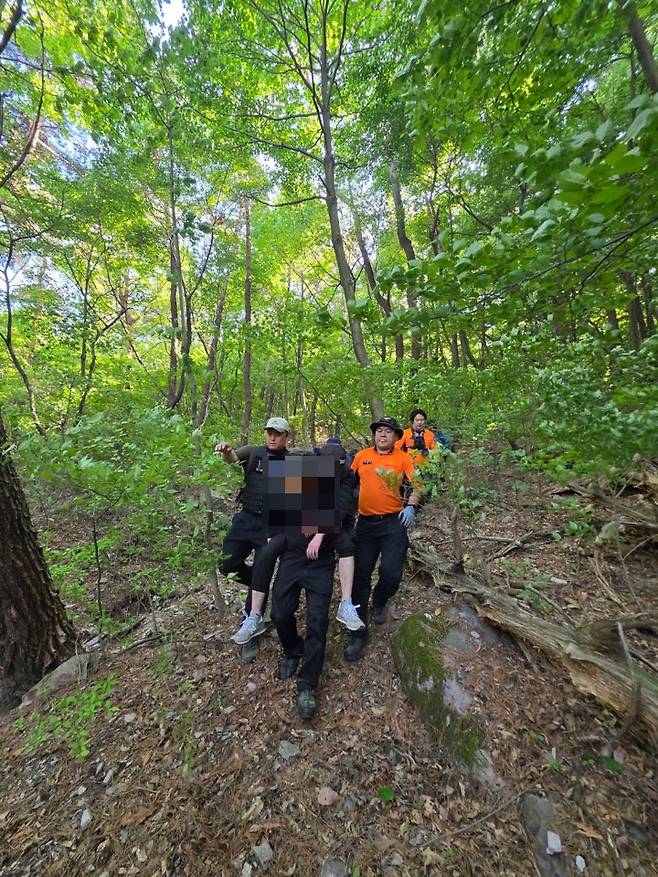 무등산에서 조난 닷새 만에 구조되는 남성