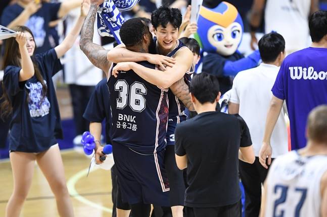 허웅과 숀 롱(36번)이 포옹하고 있다. /사진=KBL 제공