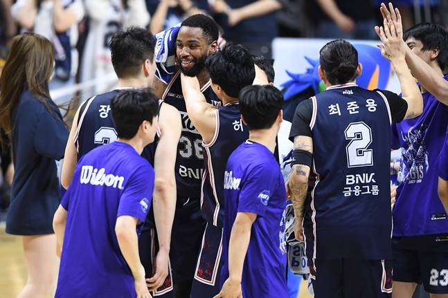 숀 롱(가운데)이 승리 후 미소짓고 있다. /사진=KBL 제공