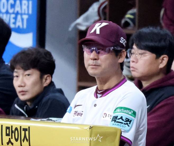 키움 설종진 감독이 3일 고척스카이돔에서 열리는 2026KBO리그 키움히어로즈와 두산베어스의 경기에서 선발로 나선 박준현의 투구를 지켜보고 있다. 2026.05.03. 키움 설종진 감독이 3일 고척스카이돔에서 열리는 2026KBO리그 키움히어로즈와 두산베어스의 경기에서 선발로 나선 박준현의 투구를 지켜보고 있다. 2026.05.03. /사진=강영조 cameratalks@