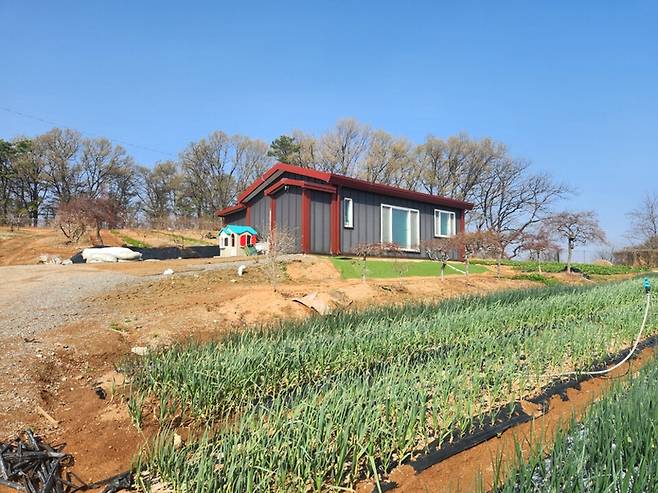 ▲ 김포시 고촌읍 한 개발제한구역(그린벨트) 내 농지에 설치된 농업용 관리사 전경. 농민들은 사용기간 제한 제도 개선을 요구하며 국민권익위원회에 민원을 제기했지만 다시 김포시로 이첩되자 "현실 문제를 서로 떠넘기고 있다"며 반발하고 있다. /박성욱 기자 psu1968@incheonilbo.com