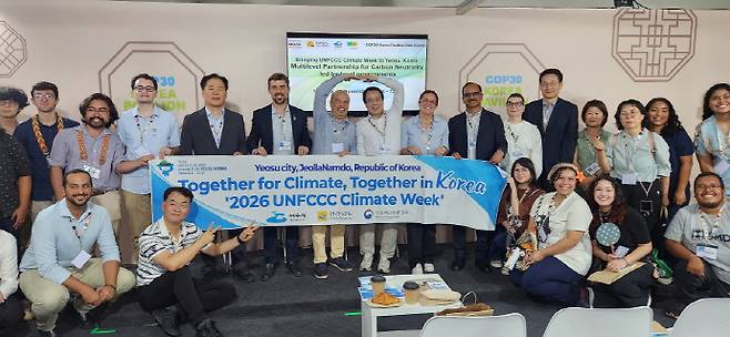 지난해 '제30차 UN기후변화협약 당사국총회(COP30, 브라질 벨렝)' 한국홍보관에서 열린 정책발표회 참석자 기념사진. /여수시 제공
