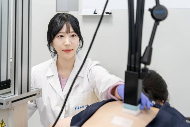 K-뷰티 산업의 무게중심이 브랜드에서 제조사로 이동하고 있다. 과거 중국 소비를 기반으로 성장했던 화장품 시장이 이제 미국·유럽 중심으로 재편되면서, 글로벌 확장을 실제로 가능하게 하는 국내 ODM(제조자개발생산) 기업들의 존재감이 커지고 있다는 분석이다. 사진은 한국콜마 연구원이 자외선차단제 임상 평가 연구를 진행하는 모습.(한국콜마 제공)