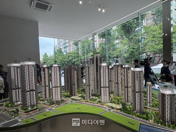홍보관에 마련된 단지 모형도./사진=미디어펜 박소윤 기자