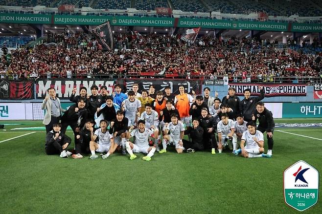 포항 선수단이 대전전에서 승리한 뒤 단체 사진을 촬영하고 있다. 사진 | 한국프로축구연맹