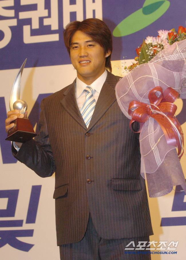 2004.11.08
프로야구 MVP/신인왕시상
최다안타 홍성흔 스포츠조선DB