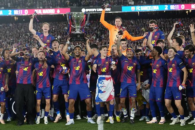 epaselect epa12946442 Players of FC Barcelona celebrate with the trophy of the 2025/2026 Spanish LaLiga Championship after winning the Spanish LaLiga soccer match between FC Barcelona and Real Madrid, in Barcelona, Spain, 10 May 2026. EPA/SIU WU
<저작권자(c) 연합뉴스, 무단 전재-재배포, AI 학습 및 활용 금지>