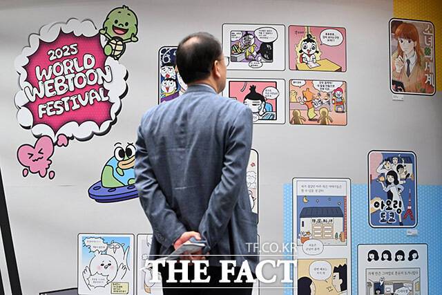 정부가 불법 웹툰 등을 유통하는 사이트에 대한 '긴급차단' 조치를 도입한 가운데, 실효성을 두고 업계의 시각이 엇갈리고 있다. 사진은 '2025 월드 웹툰 페스티벌'을 찾은 관람객의 모습으로 본 기사와는 무관합니다. /남용희 기자