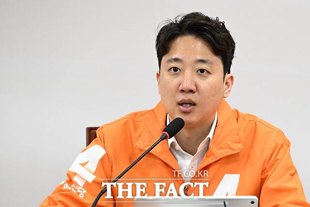 이준석 개혁신당 대표가 11일 한국 국적 상선 'HMM 나무호' 피격 사건 관련해 주한 이란대사에 공식 서한을 전달했다. /남용희 기자