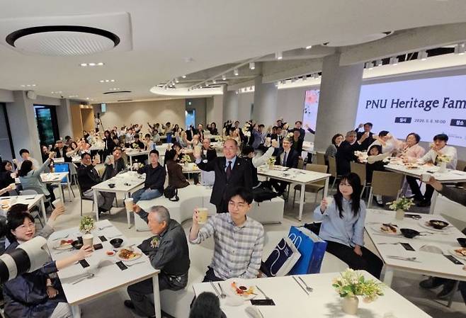 부산대학교가 개교 80주년 기념사업의 하나로 추진한 '세대를 잇는 부산대 3代 동문 가족 찾기' 프로젝트를 통해 조부모와 부모·자녀 3대가 모두 부산대 동문인 24가족을 선정하고, 지난 8일 어버이날을 맞아 교내 대학본부 대회의실과 샛벌회관에서 'PNU Heritage Family 헌정식'을 진행하고 있다.