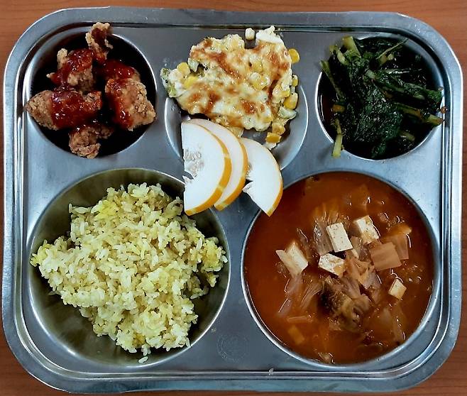 대전 대덕구의 한 초등학교에서 단체 장염 의심 증상이 발현됐다. 사진은 문제가 발생한 것으로 추정되는 날짜에 제공된 중식. 대전시교육청