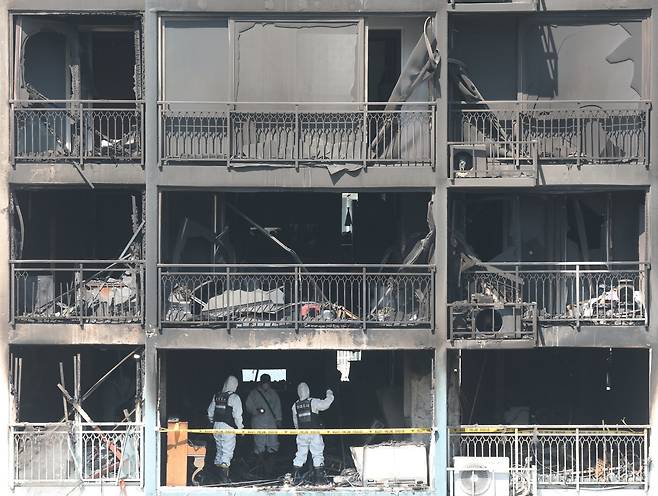 1일 경기 의왕시 내손동 아파트 단지에서 경찰, 소방 관계자들이 화재 원인 조사를 위해 합동 감식을 하고 있다. 뉴스1