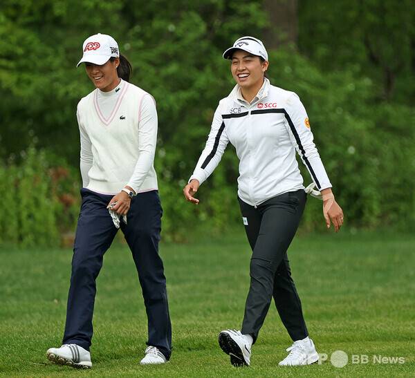 2026년 미국여자프로골프(LPGA) 투어 미즈호 아메리카스 오픈 우승을 차지한 지노 티띠꾼(태국)이 최종라운드에서 셀린 부티에(프랑스)와 동반 경기하는 모습이다. 사진제공=ⓒAFPBBNews = News1 (사진을 무단으로 사용하지 마십시오.)