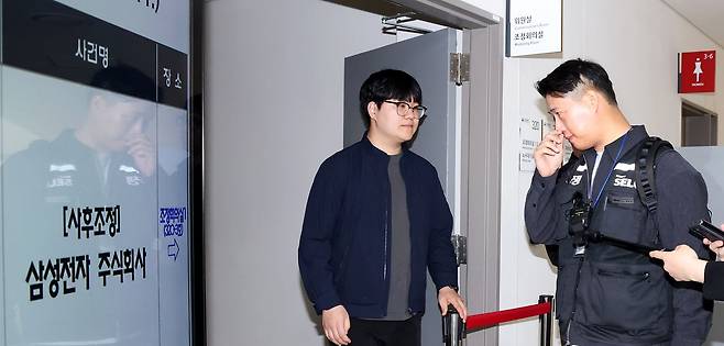 최승호 초기업노동조합 삼성전자지부 위원장이 11일 세종시 중앙노동위원회에서 열린 삼정전자 사후조정 회의를 위해 조정회의실로 입장하고 있다. 뉴스1