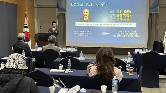 ▲ 김중석 대통령 직속 지방시대위원회 위원(강원도민일보 회장)은 8일 양양 쏠비치에서 열린 ‘인천일보 CEO 아카데미’에서 자치분권과 균형성장에 대해 특강했다.