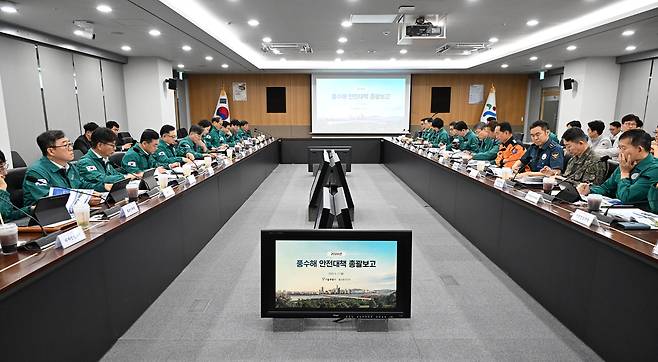 서울시 관계자들이 11일 서울시청에서 열린 2026년 풍수해대책 추진현황 보고회를 진행하고 있다. 서울시 제공