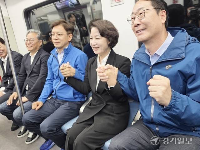 추미애 더불어민주당 경기도지사 후보가 11일 정명근 화성시장 후보와 현근택 용인시장 후보, 손명수(용인을)·부승찬(용인병) 의원 등과 함께 동탄역에서 GTX-A 열차를 타고 있다. 오민주기자