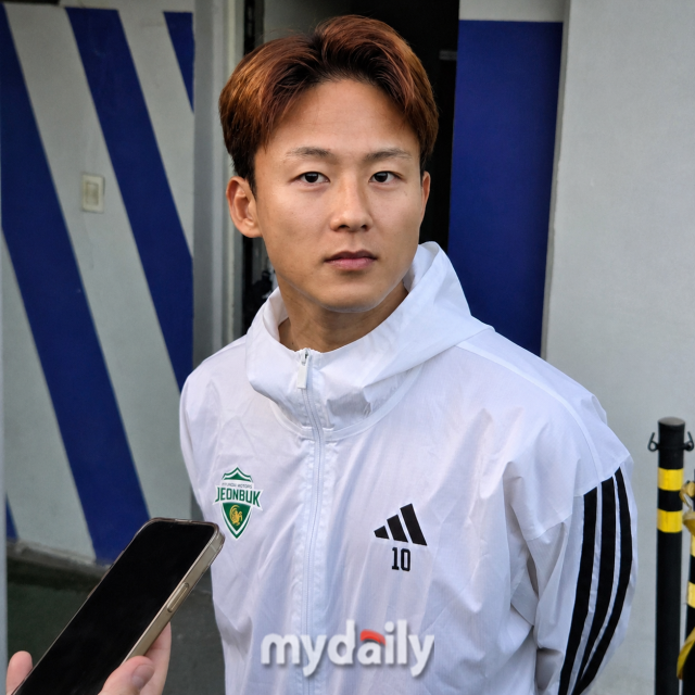 전북 현대가 10일 안양종합운동장에서 열린 FC안양과의 13라운드 원정 경기에서 1-1로 비겼다. 경기 후 믹스트존 인터뷰에 임하고 있는 전북 이승우./안양종합운동장=노찬혁 기자