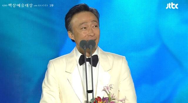 제62회 백상예술대상에서 배우 이성민이 던진 직설적인 수상 소감이 온라인을 뜨겁게 달구었다./JTBC