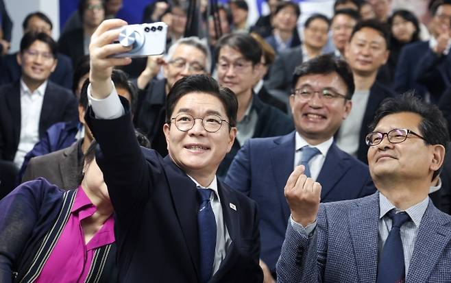 6·3 지방선거에서 서울시장에 출마한 정원오(왼쪽) 더불어민주당 후보가 10일 서울 중구 선거사무실에서 개최한 정책자문단 2차 출범식에서 참석자들과 셀카를 찍고 있다. 뉴스1