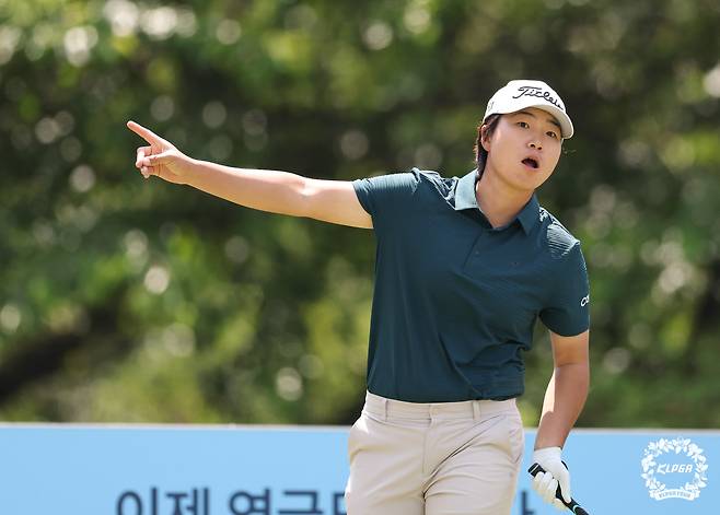 김지수가 10일 경기 용인의 수원CC 뉴코스에서 열린 NH투자증권 레이디스 챔피언십 최종 3라운드에서 4번 홀 티샷 뒤 미스샷을 직감하고 “포어”를 외치고 있다. 사진 제공=KLPGA